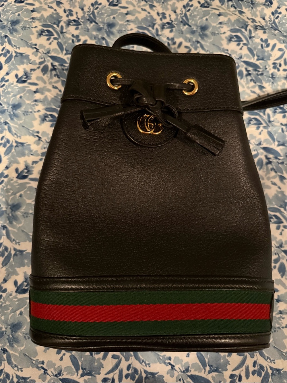 Black Leather small GUCCI BUCKET BAG Drawstring with Green-Red Accent